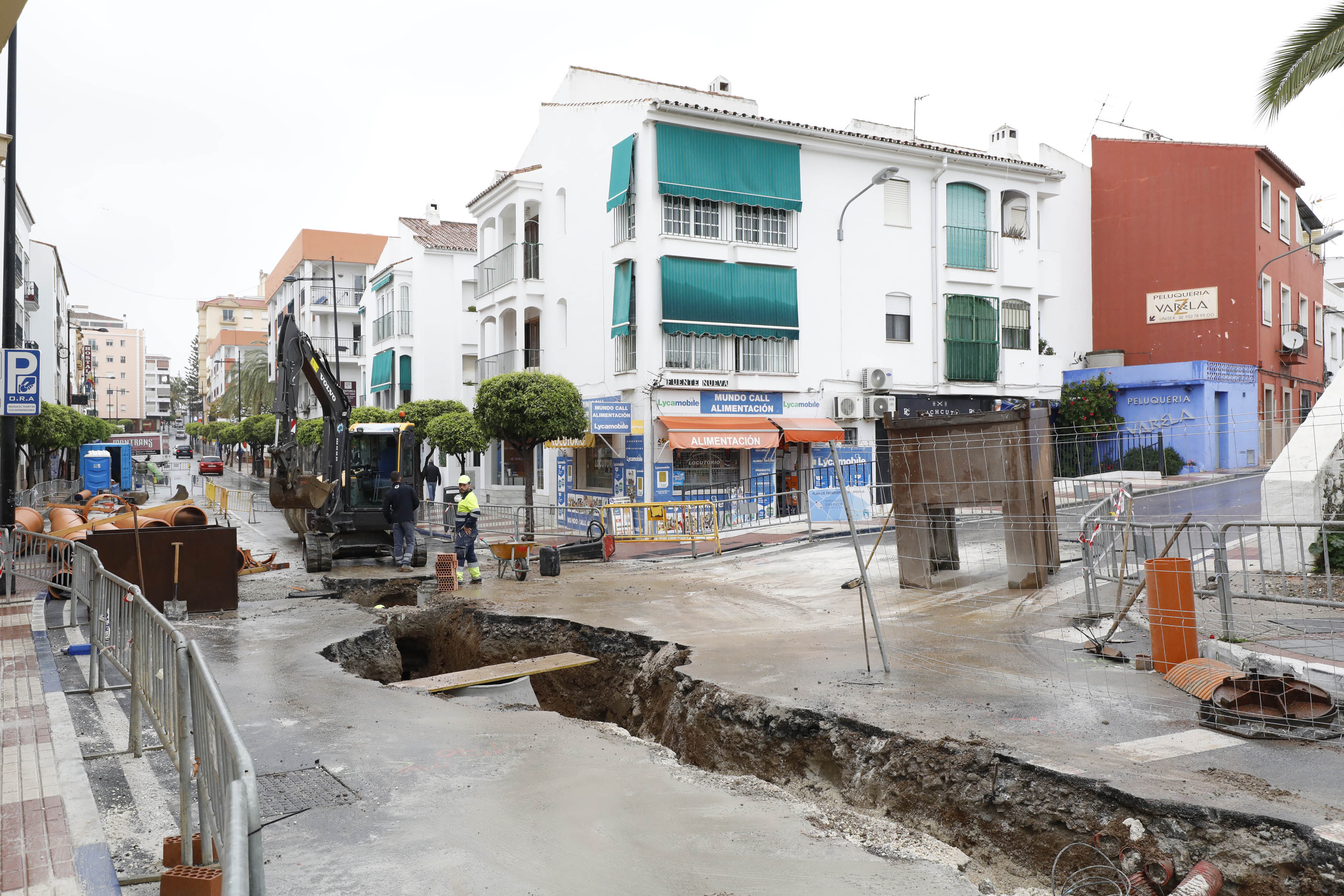 La Tenencia de Alcaldía de San Pedro Alcántara continúa los trabajos de mejora del saneamiento en la avenida Oriental y acomete la remodelación integral de las calles Revilla y Dependientes